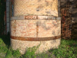 Base d'una xemeneia de la Bisbal reforçada amb argolles de ferro (imatge Rosa M. Masana)